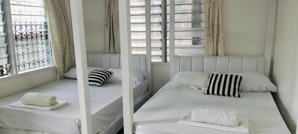 Giường trong phòng chung tại MOMBASA 2BEDROOM MOI AVENUE stay