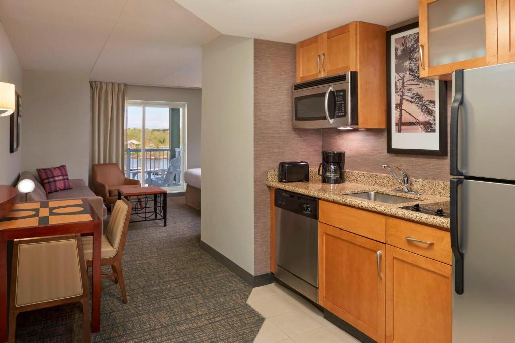 Kuchyň nebo kuchyňský kout v ubytování Residence Inn by Marriott Gravenhurst Muskoka Wharf