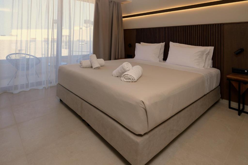 Postel nebo postele na pokoji v ubytování The Z Suites