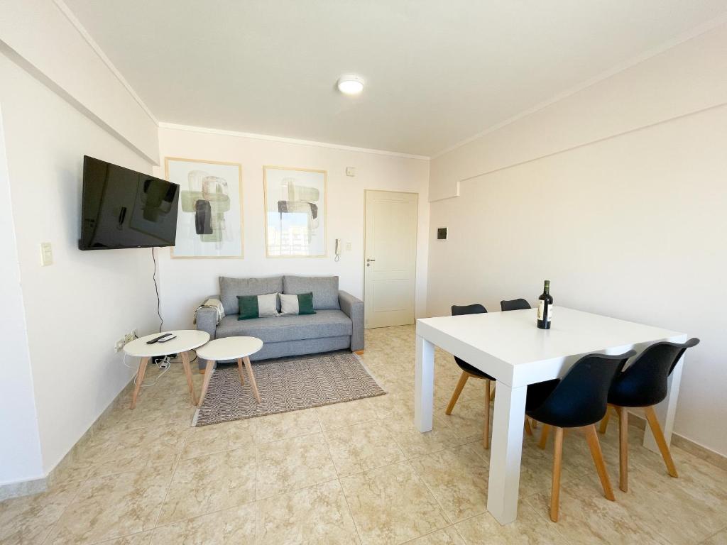 布兰卡港Saavedra 118 5°B by depptö的带沙发、桌子和椅子的客厅