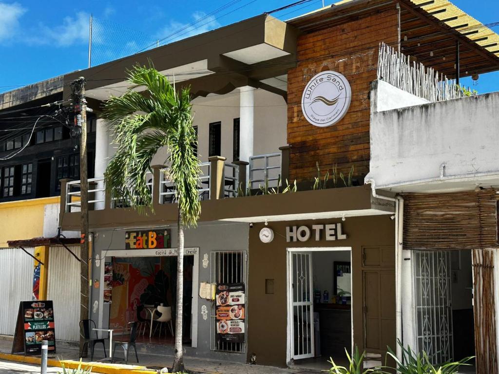 un hôtel avec une horloge au sommet dans l'établissement White Sand Playa, à Playa del Carmen
