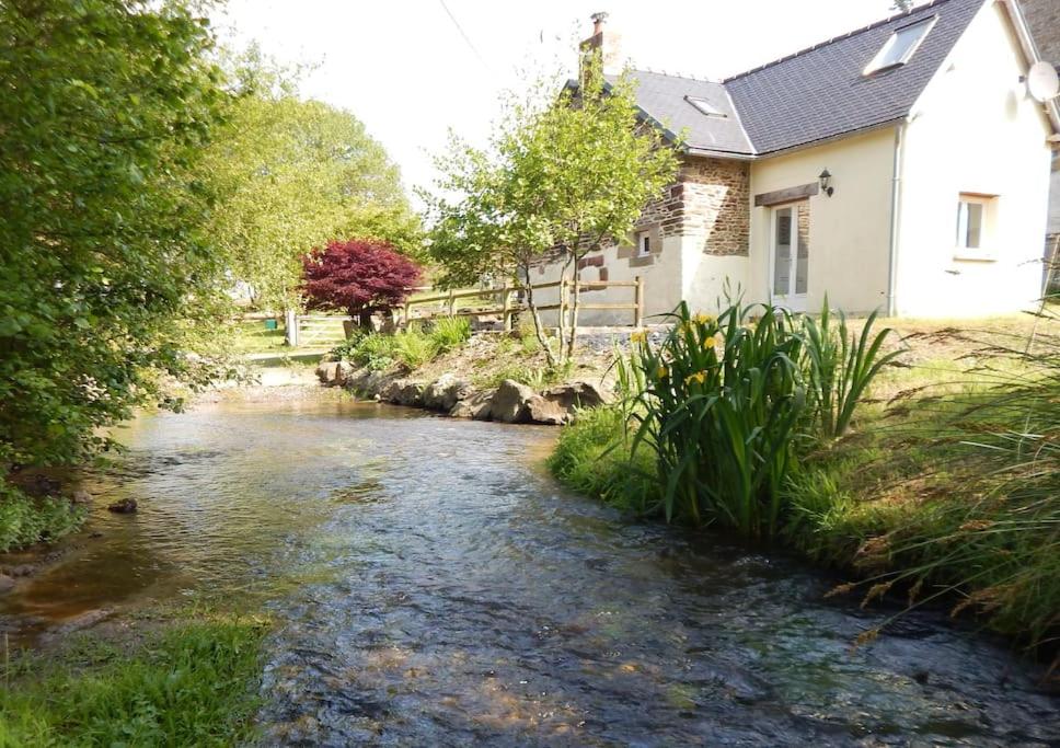 un ruisseau devant une maison à côté d'une maison dans l'établissement Maison au bord de la rivière, à Saint-James