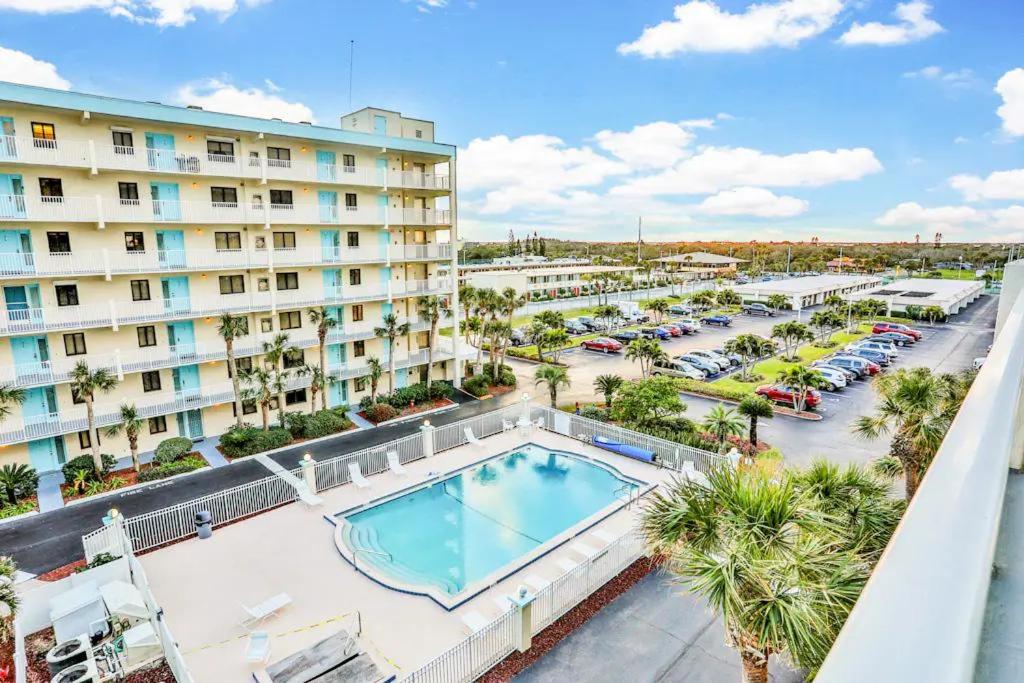 Bazén v ubytování Sandcastles 2br2ba Cocoa Beach Ocean Views! nebo v jeho okolí