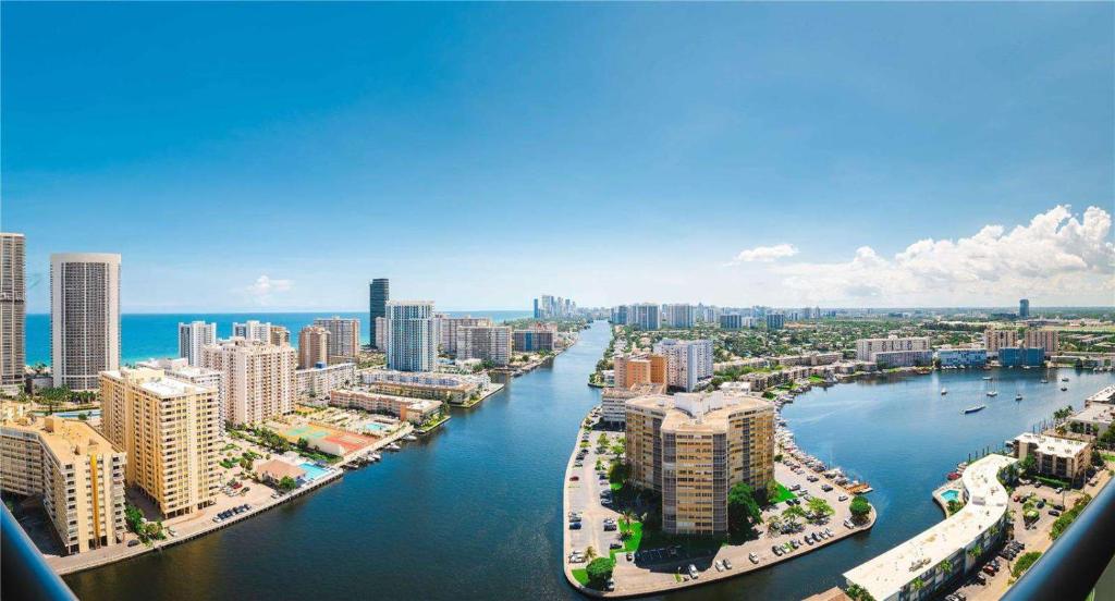 Una vista aérea de una ciudad con un río y edificios. en Lovely Studio with Amazing View gym and amenities, en Hallandale Beach
