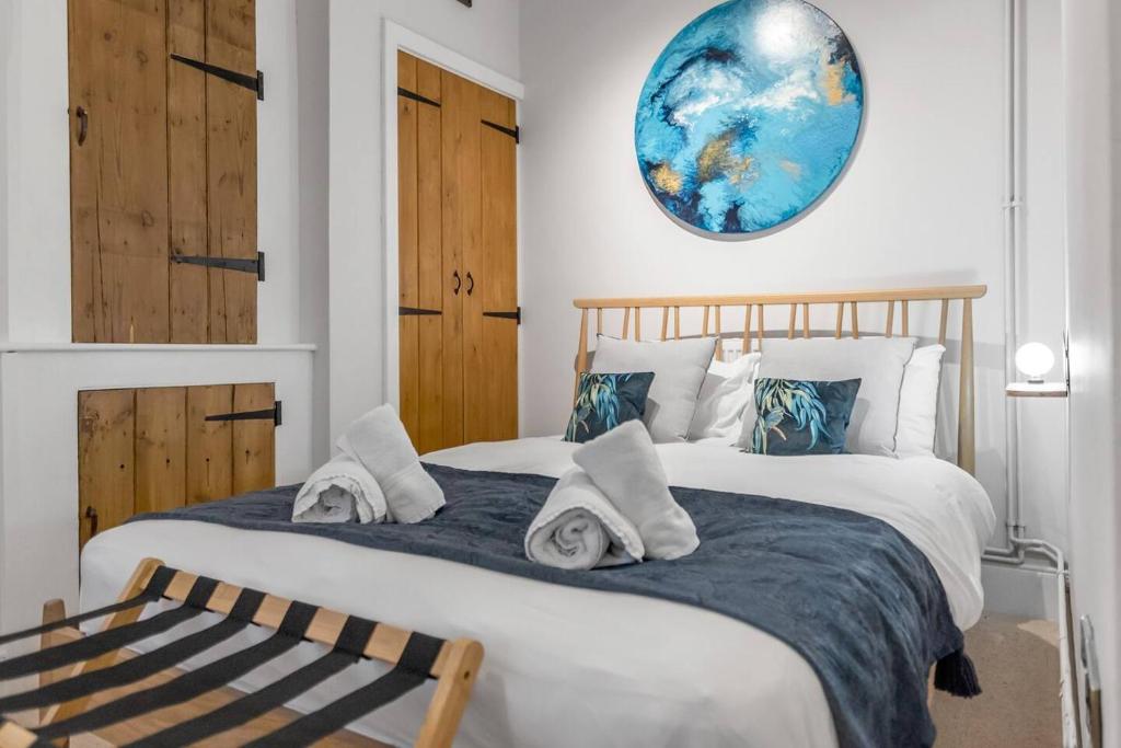 Postel nebo postele na pokoji v ubytování Central Holiday Home Full Kitchen With Parking