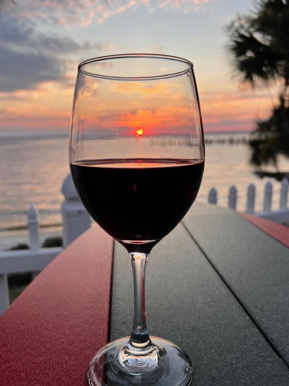 Quality Inn & Suites Gulf Breeze Bayside near Pensacola Beach photo