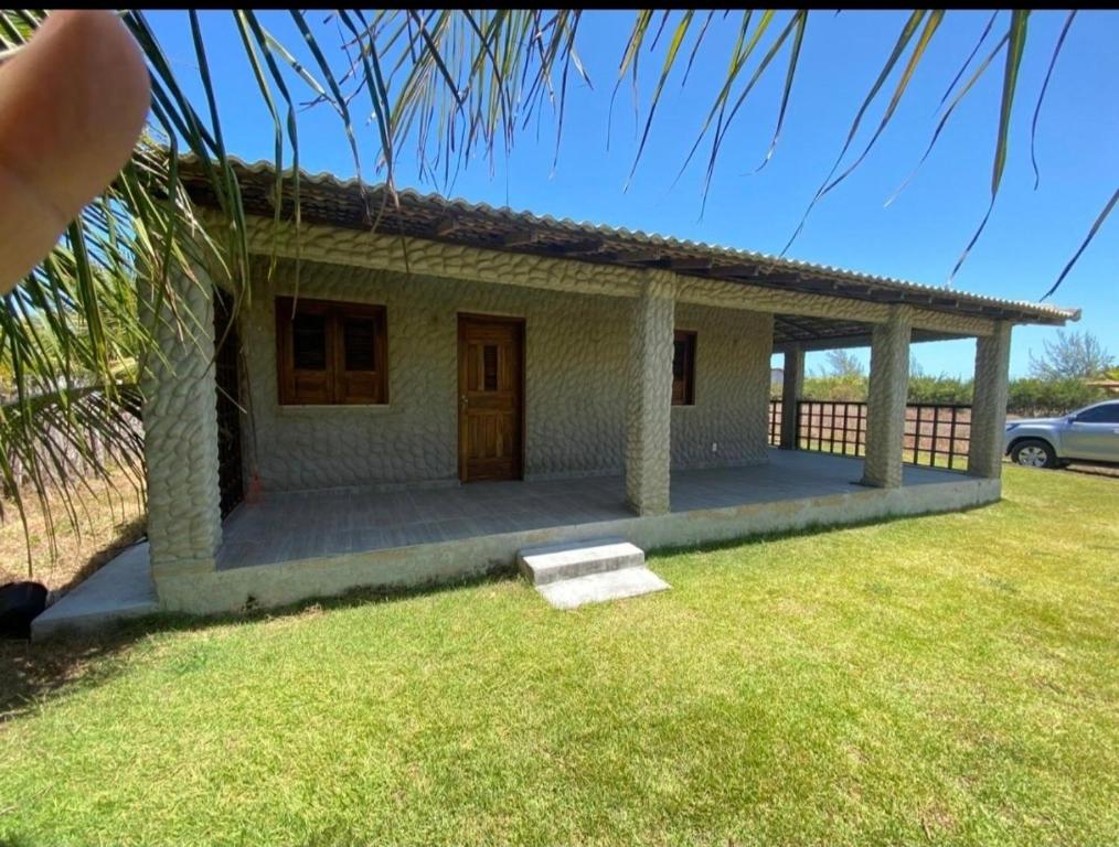 ein kleines Haus in einem Hof mit Hand in der Unterkunft casa do conde in Luis Correia