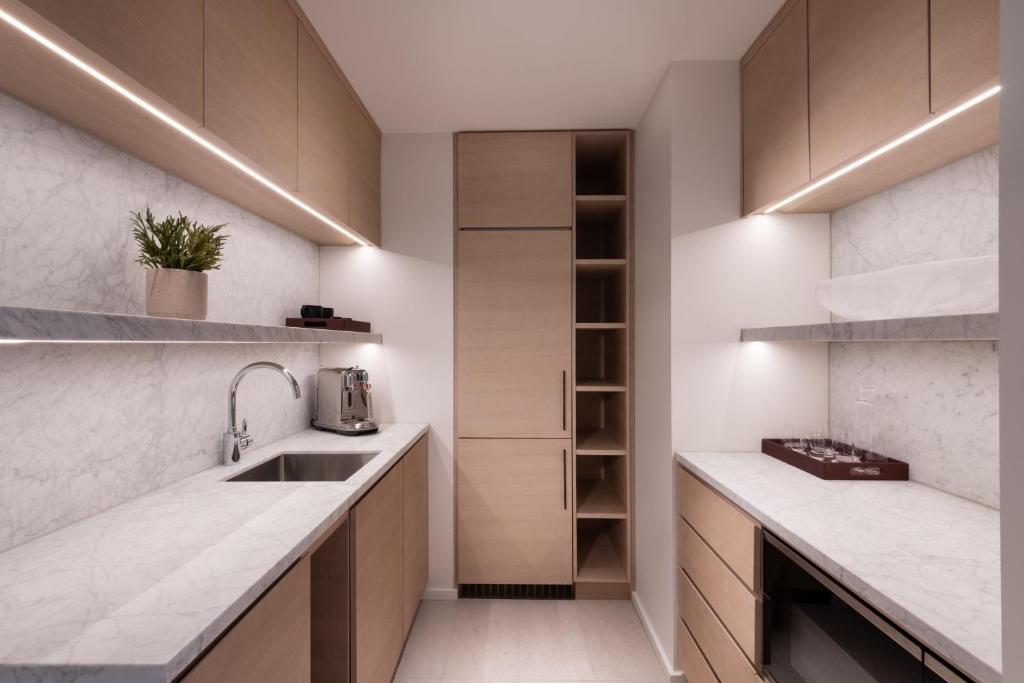 Kuchyň nebo kuchyňský kout v ubytování Adelaide Marriott Hotel