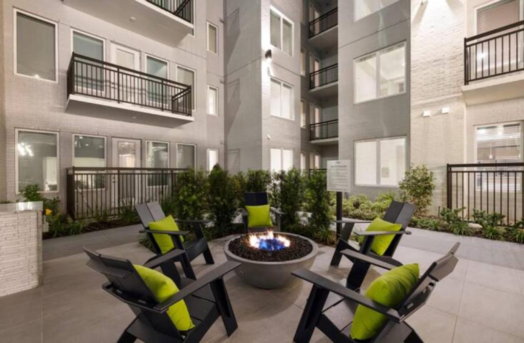 Hotel Resort-Style Apartments near The Galleria, a patio with chairs and a fire pit in a building at Resort-Style Apartments near The Galleria in Houston