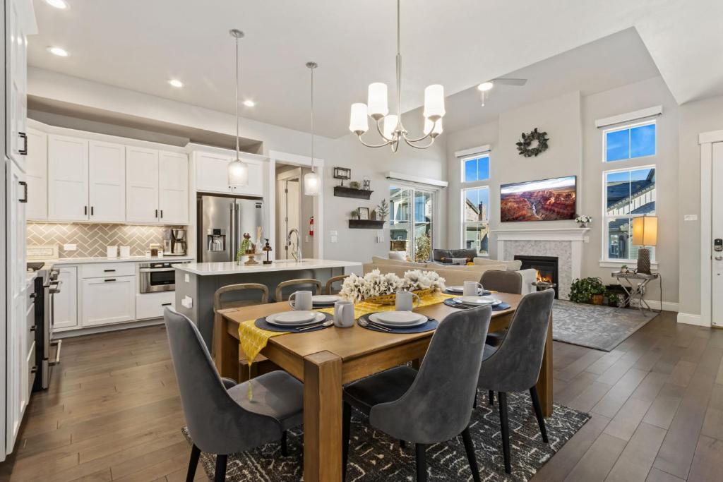 Kuchyň nebo kuchyňský kout v ubytování Colorado Modern Retreat with King Beds, Pickleball