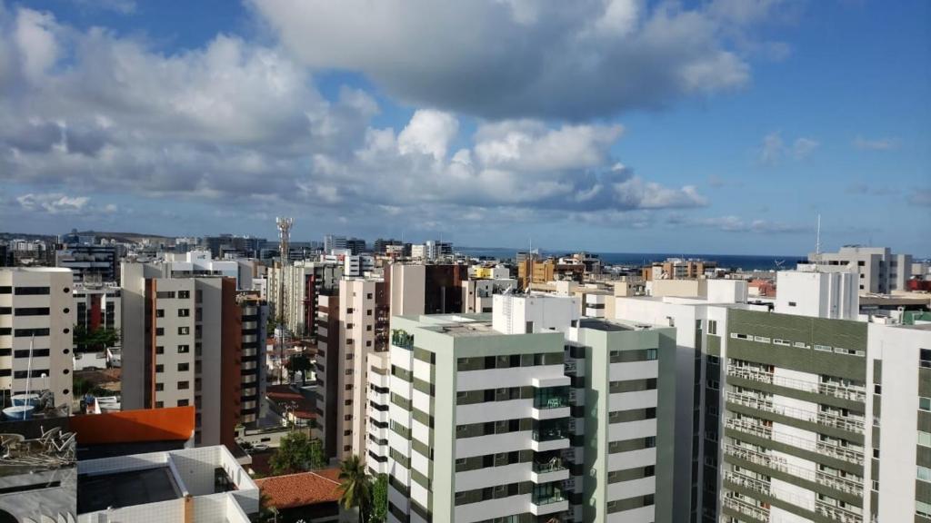 Blick auf eine Stadt mit hohen Gebäuden in der Unterkunft Apartamento no Edifício Time Maceió in Maceió