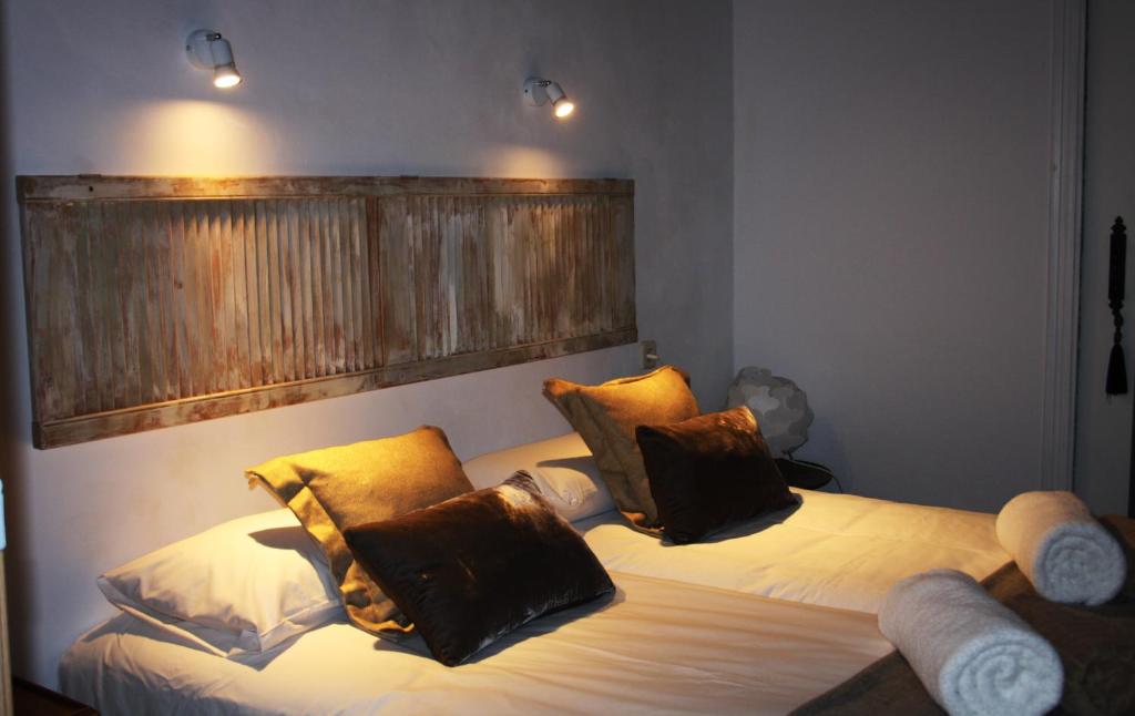 マルベーリャにあるTribeca b&b Boutiqueのベッドルーム1室(黄色い枕のベッド2台付)