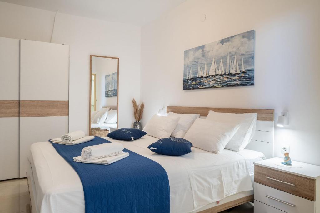 Кровать или кровати в номере Apartments Ranko