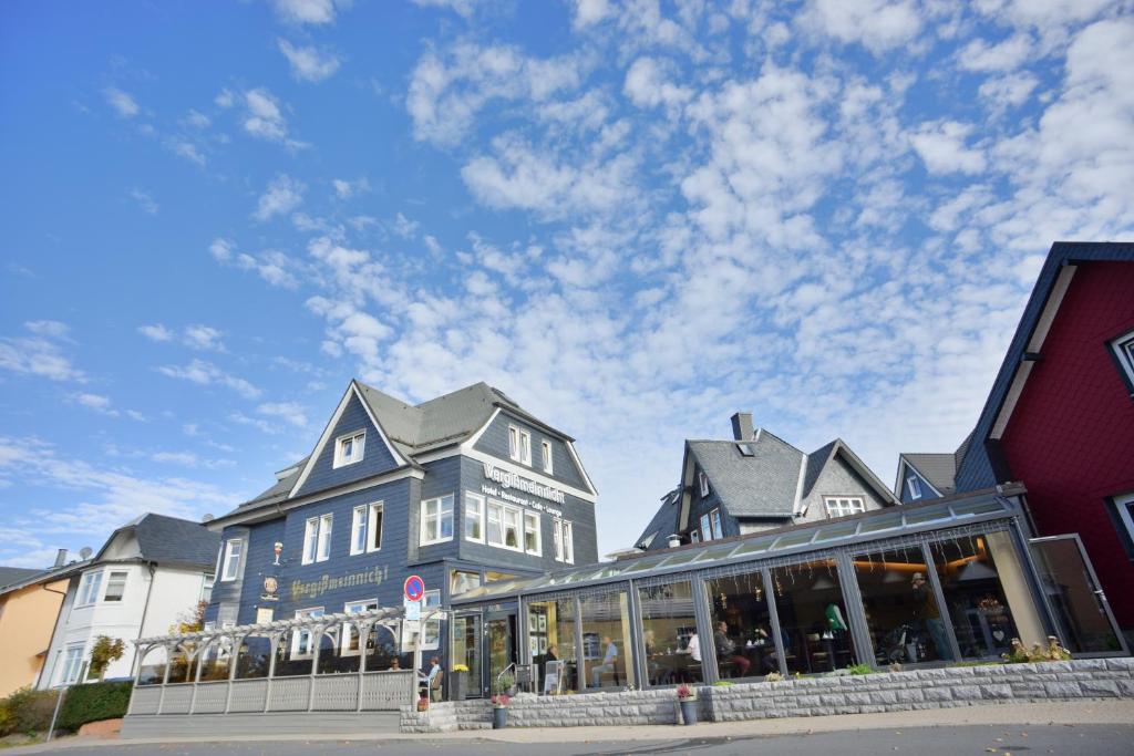 eine Gruppe von Gebäuden in einer Straße mit blauem Himmel in der Unterkunft Haus Vergissmeinnicht in Oberhof