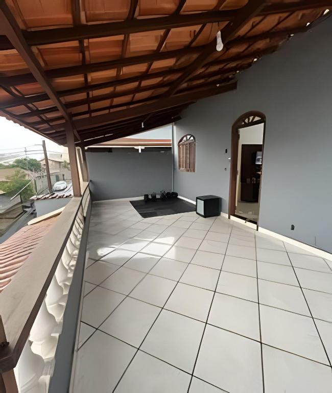 a room with a balcony with a wooden ceiling at Bela casa 3 quartos perto do Buritis in Belo Horizonte