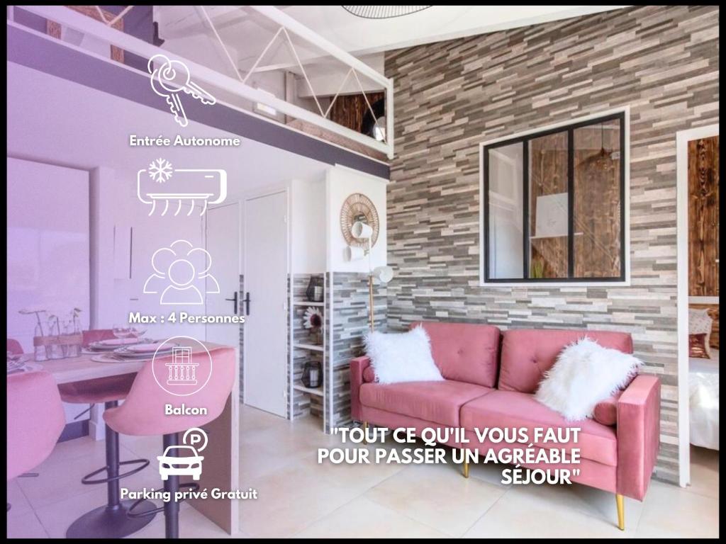a room with a pink couch and a table at L'Ecrin Rosé in Cap d'Agde