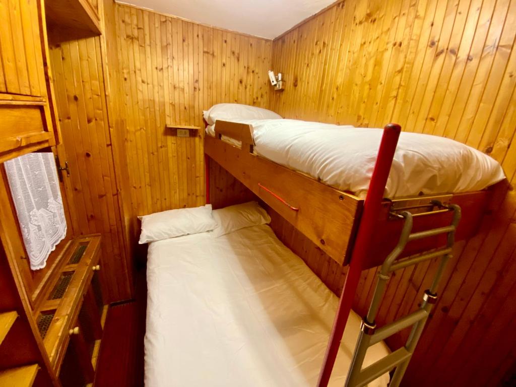 Habitación pequeña con 2 literas y escalera en Holiday Apartment, en Abetone