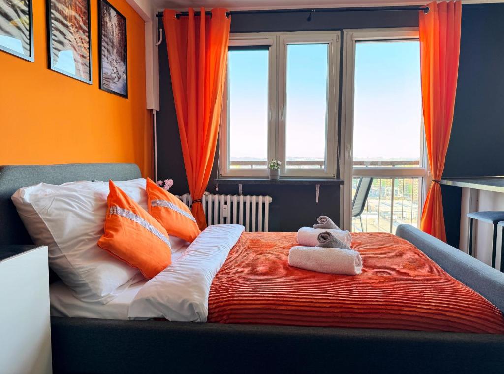 ヴァウブジフにあるApartament Książęca Góraのテディベアのベッドがある寝室
