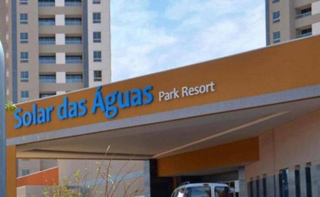 un cartello per un parcheggio in un parco turistico di Hotel Resort 2025 a Olímpia