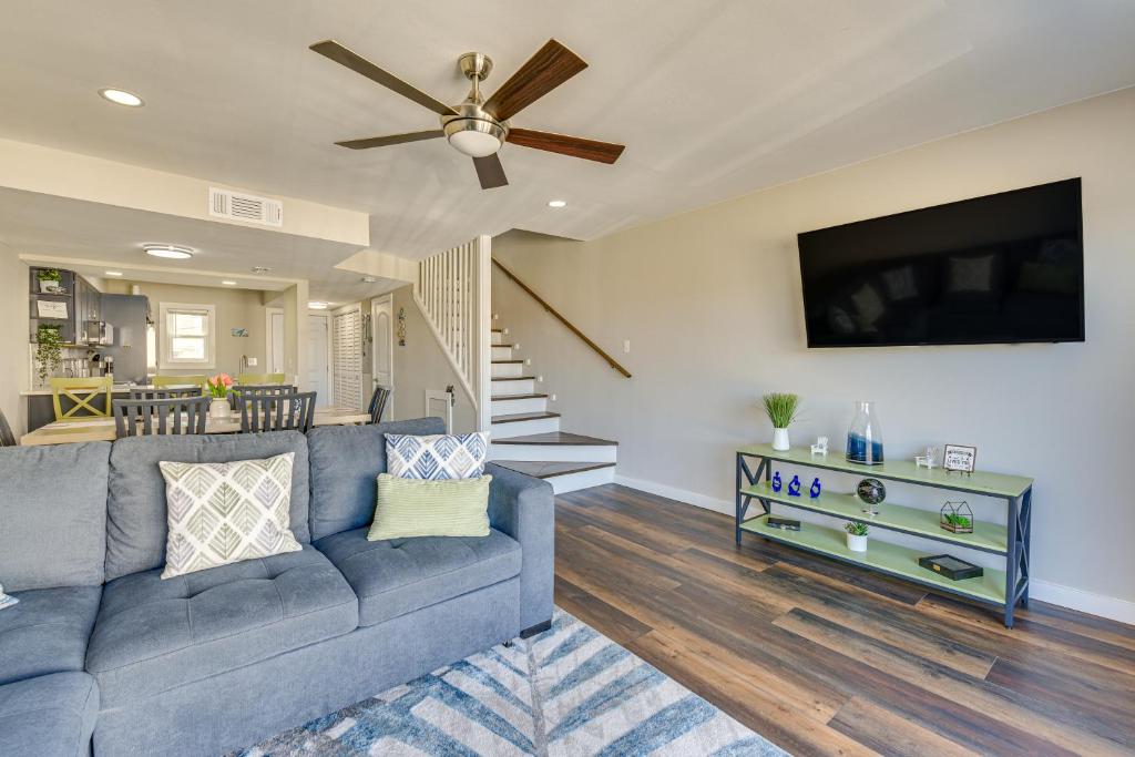 Μια τηλεόραση ή/και κέντρο ψυχαγωγίας στο Walk to Okaloosa Island Beach Coastal Condo!