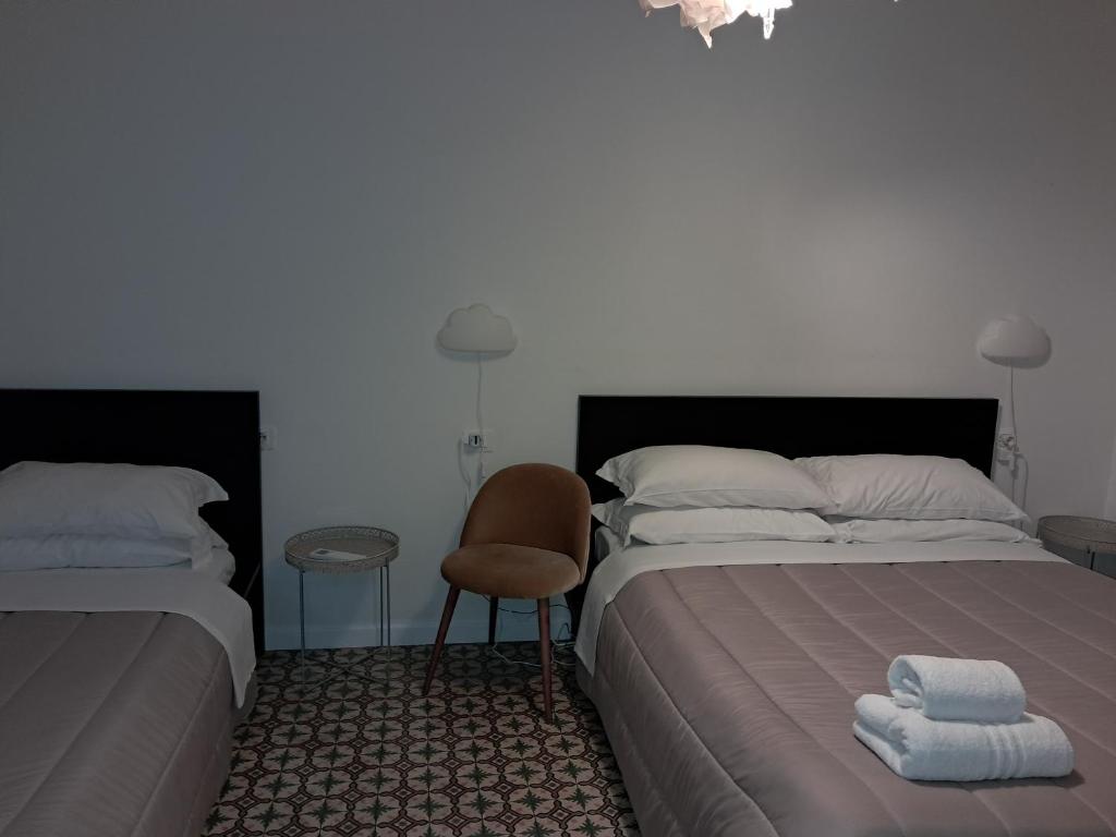 A bed or beds in a room at COLOSSEO con il CUORE