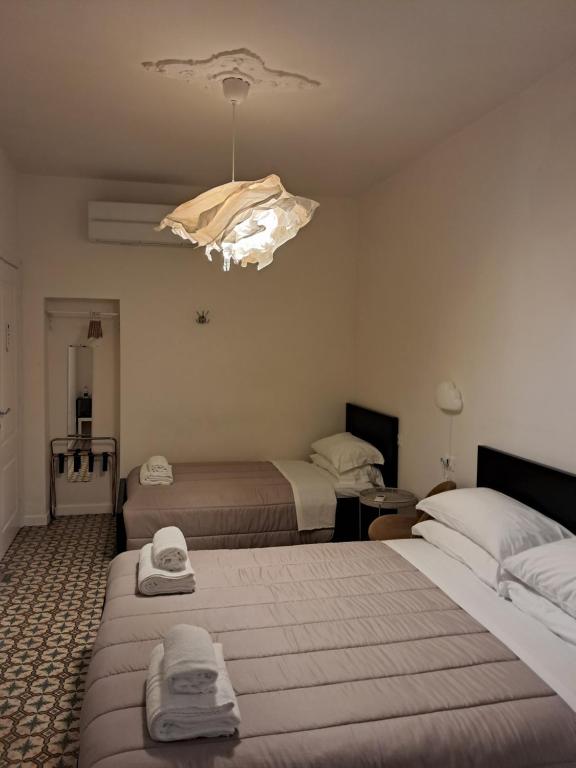 A bed or beds in a room at COLOSSEO con il CUORE