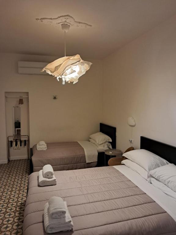 A bed or beds in a room at COLOSSEO con il CUORE