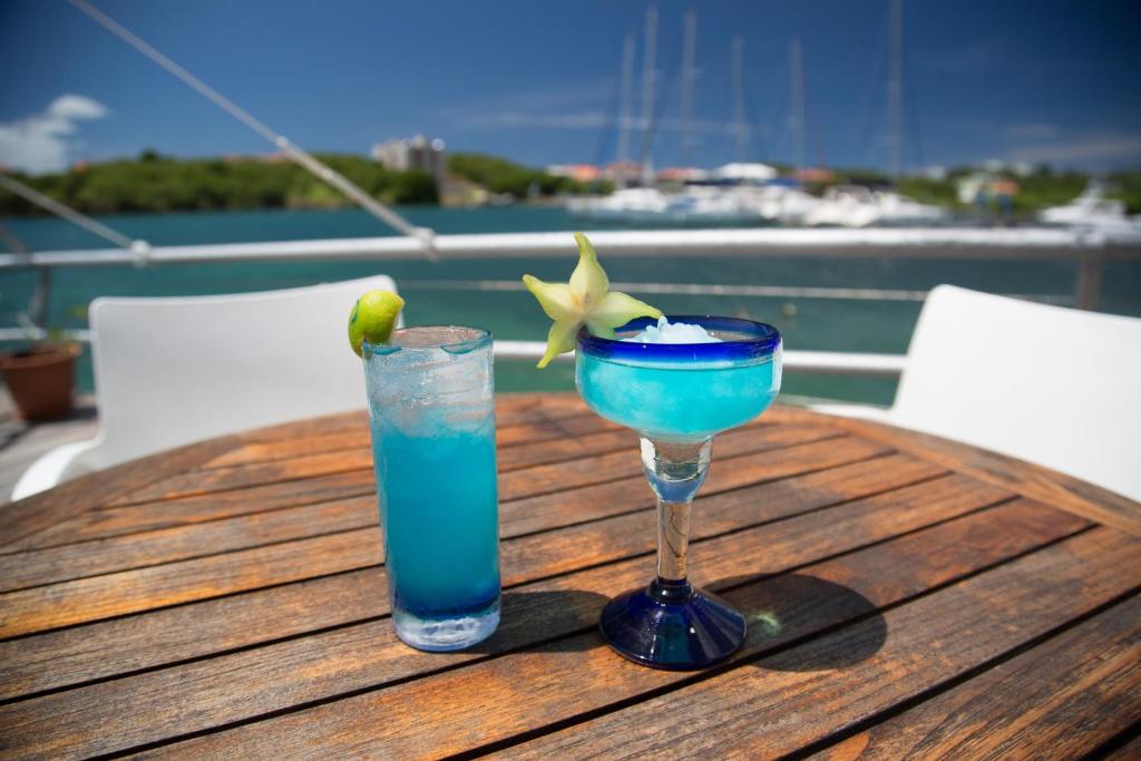 Nápoje v ubytování True Blue Bay Resort