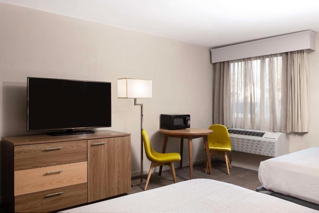 Aiden by Best Western Cape Cod - West Yarmouth - Suite Queen Con Dos Camas Queen Y Sofá Cama