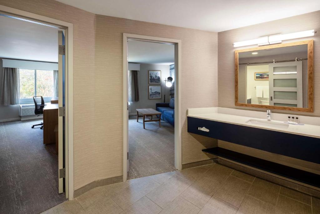 Aiden by Best Western Cape Cod - West Yarmouth - Двухкомнатный люкс с диван