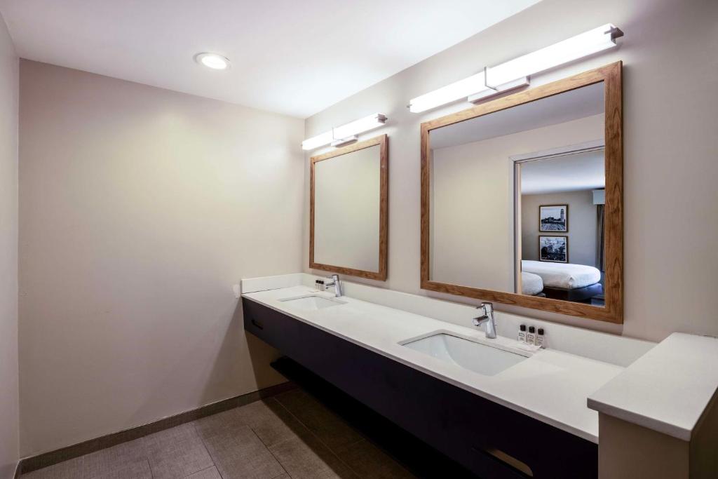 Aiden by Best Western Cape Cod - West Yarmouth - 两居室家庭女王套房，带四个大号床