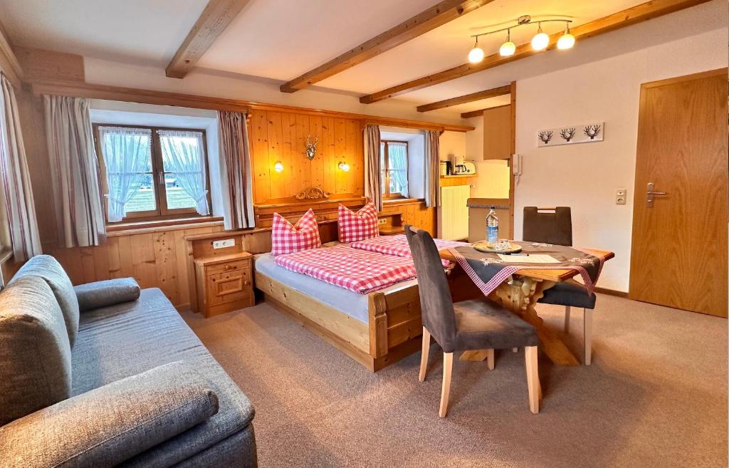 Ferienwohnungen Ortner-Hof inkl. Chiemgaukarte - One-Bedroom Apartment