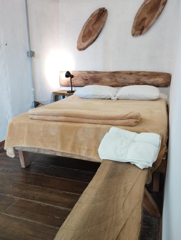 Una cama o camas en una habitación de HOSTAL CASA VICTORIA PIJAO