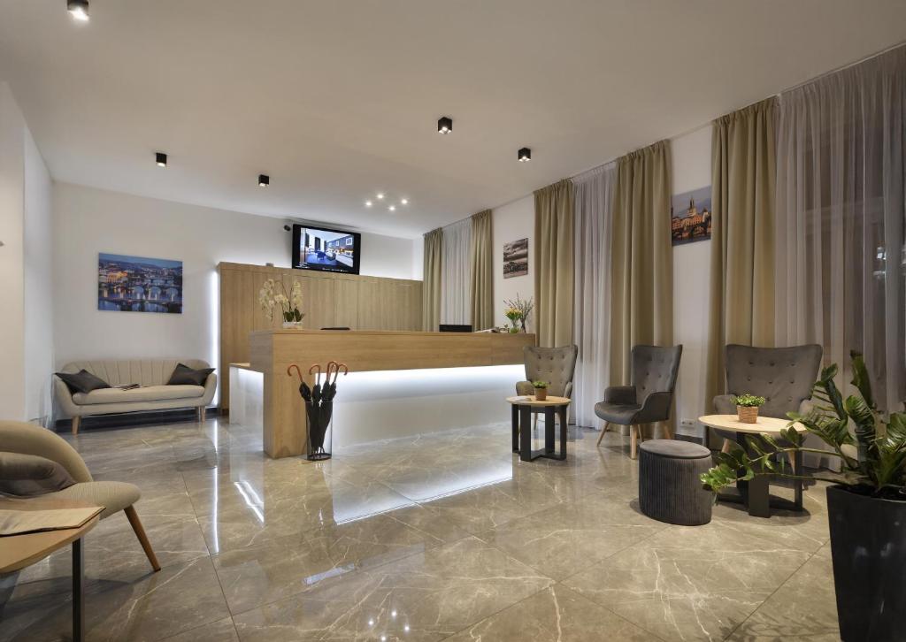 TV a/nebo společenská místnost v ubytování Prague Season Hotel