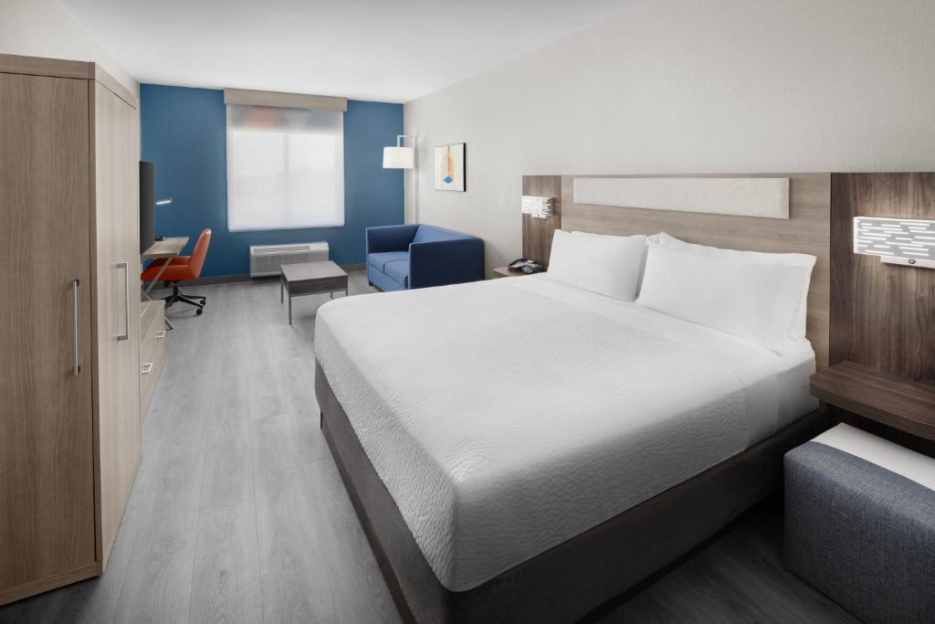 Postel nebo postele na pokoji v ubytování Holiday Inn Express & Suites Midland Loop 250 by IHG