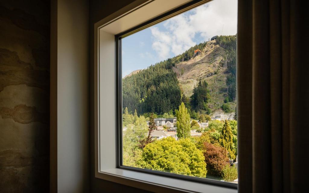 Nespecifikovaný výhled na hory nebo výhled na hory při pohledu z hotelu