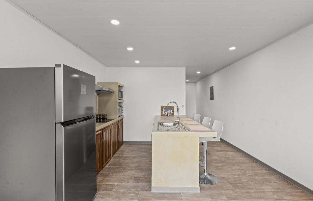 Quebrada Ganadoにあるcasa amor del sol apartment #1のカウンターと冷蔵庫のあるキッチン