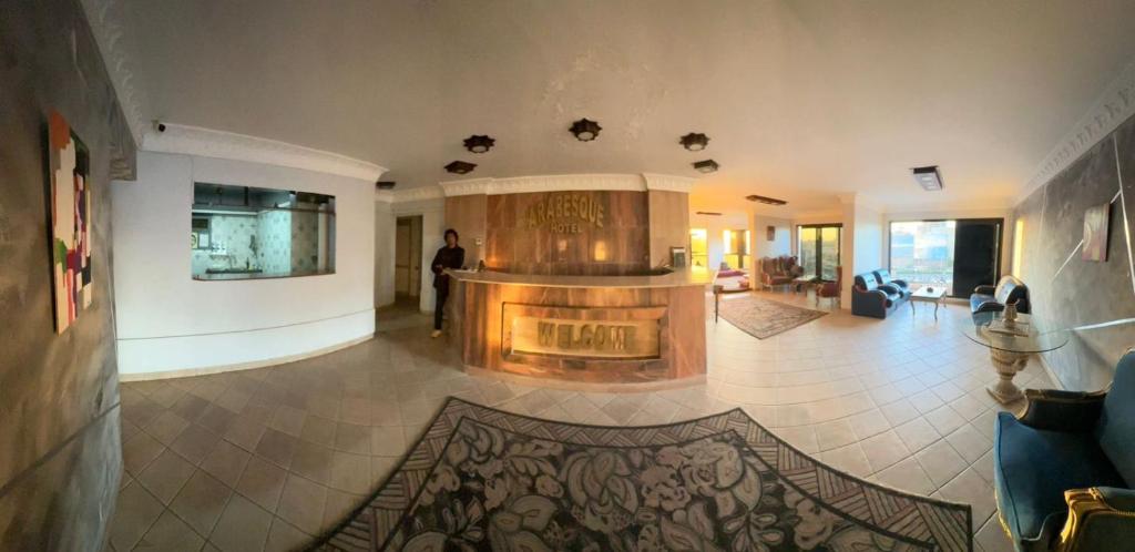 TV a/nebo společenská místnost v ubytování Arabesque Hotel