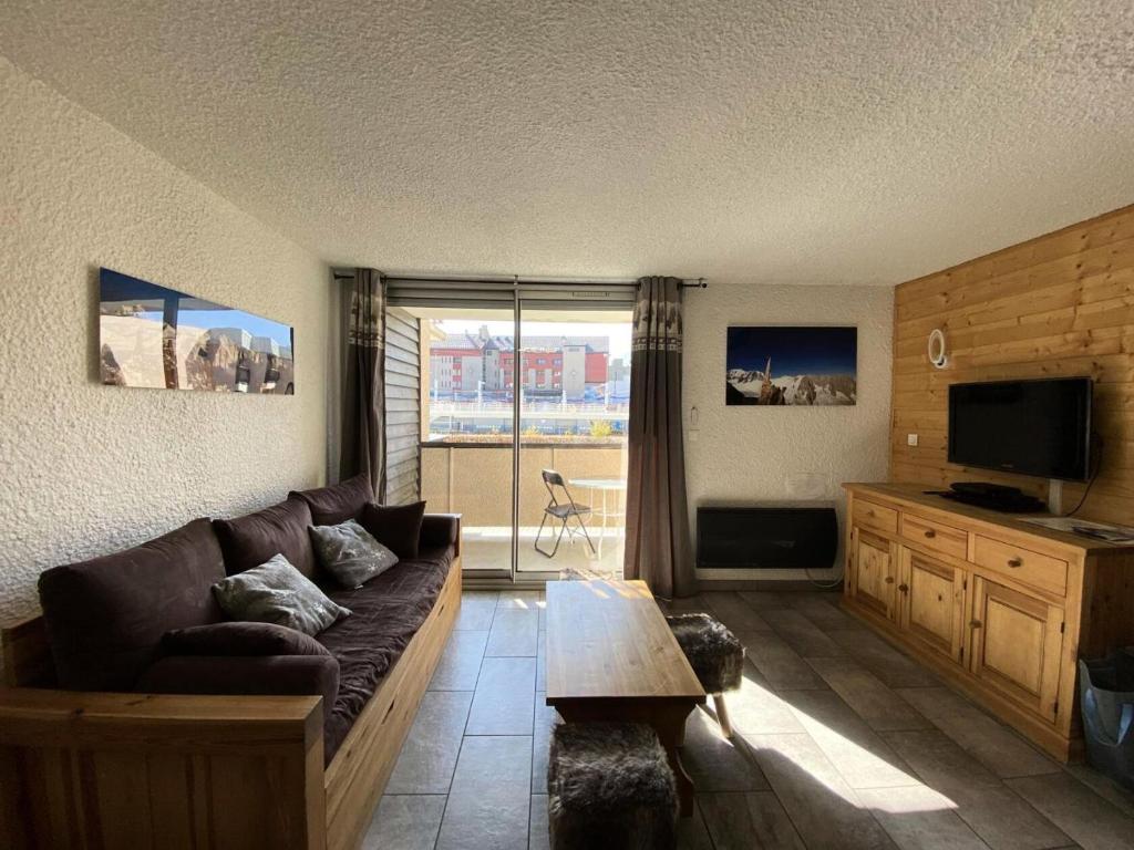 Televiisor ja/või meelelahutuskeskus majutusasutuses Résidence Vallee Blanche - 2 studios face a face dans la résidence Vallée Blanche MAE-4991