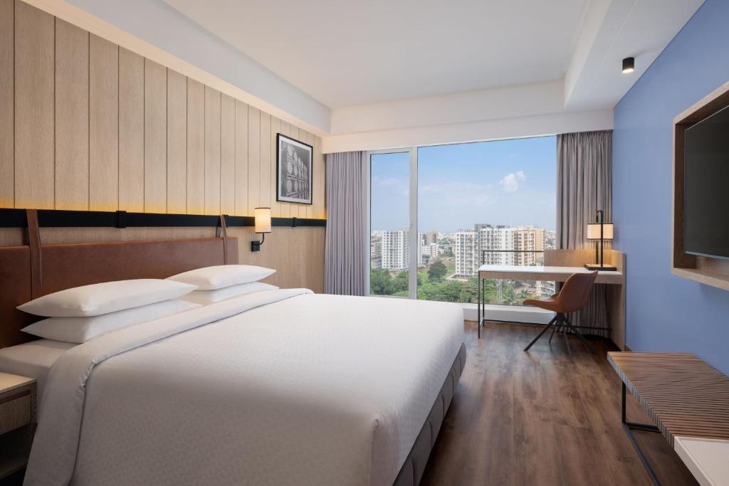 Postel nebo postele na pokoji v ubytování Four Points by Sheraton Nashik