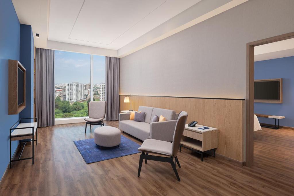 TV a/nebo společenská místnost v ubytování Four Points by Sheraton Nashik
