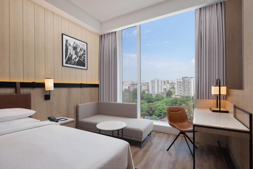 Postel nebo postele na pokoji v ubytování Four Points by Sheraton Nashik