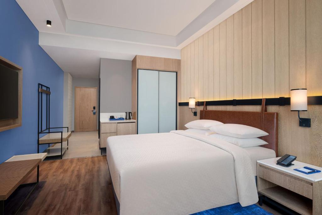 Postel nebo postele na pokoji v ubytování Four Points by Sheraton Nashik