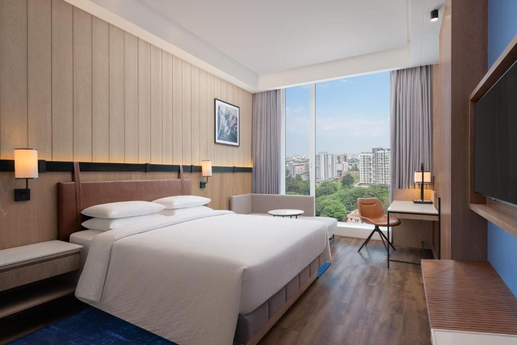 Postel nebo postele na pokoji v ubytování Four Points by Sheraton Nashik