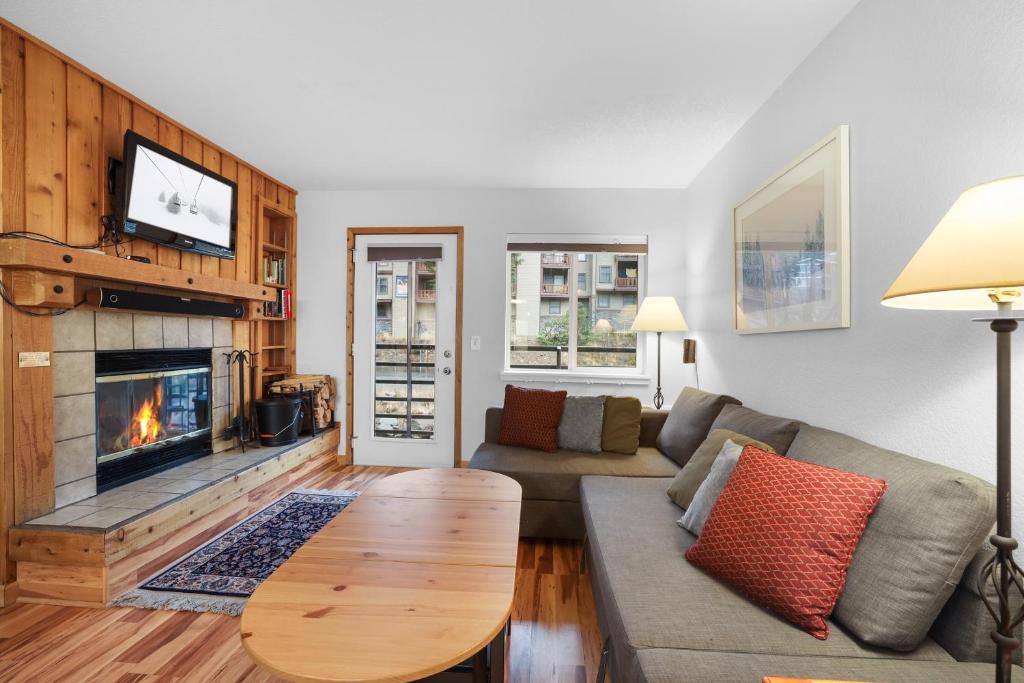 un salon avec un canapé et une cheminée dans l'établissement Kirkwood Retreat - 2 Bedroom Condo condo, à Kirkwood