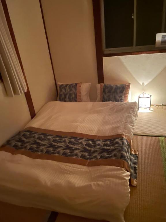 Postel nebo postele na pokoji v ubytování Hane羽の宿