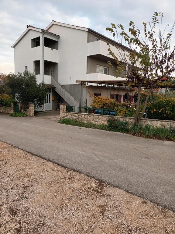 Apartments with parking space Sibenik - 23616
