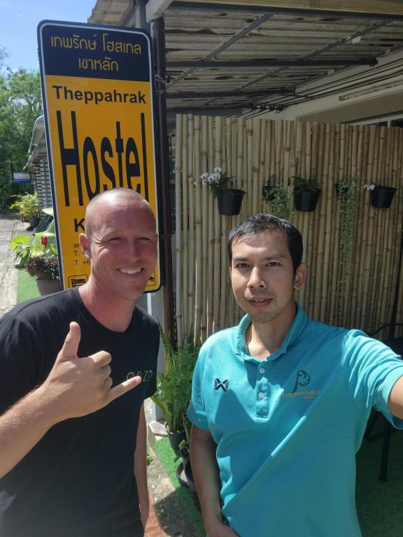 Certifikát, hodnocení, plakát nebo jiný dokument vystavený v ubytování Theppahrak Hostel Khaolak