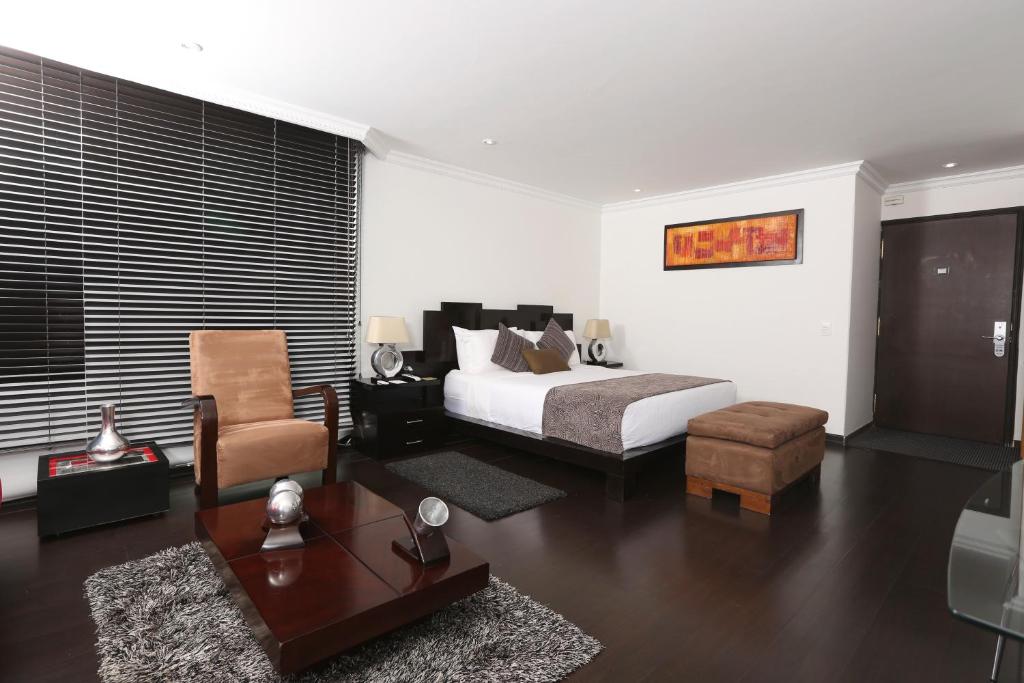 Postel nebo postele na pokoji v ubytování Hotel Suites 108