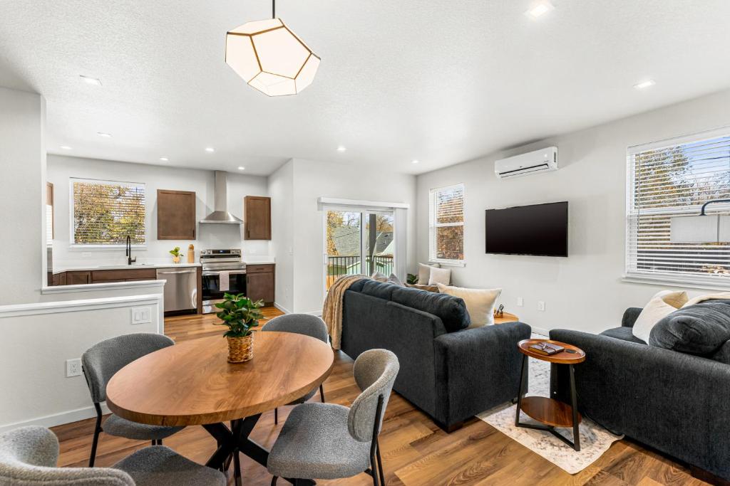 Et tv og/eller underholdning på The Downtown Loft - Pet Friendly - NEW BUILD ADU